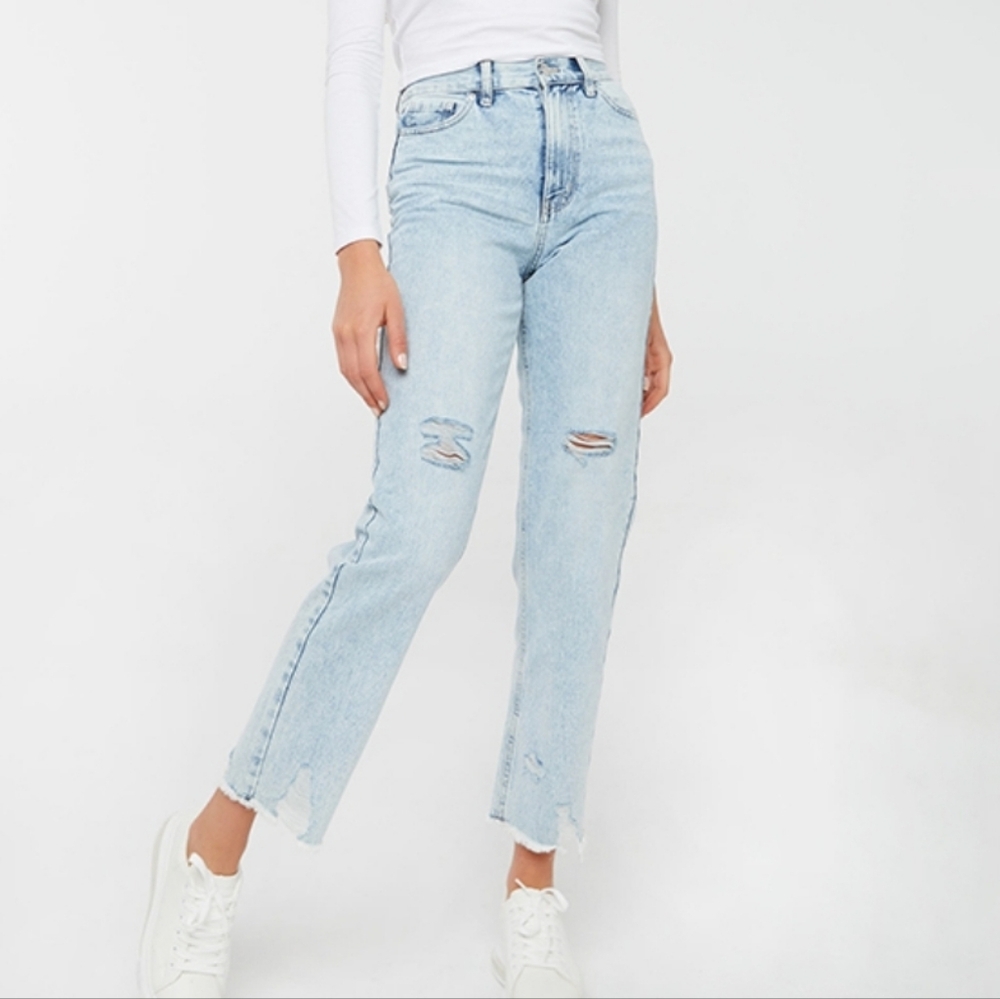 3/$20 ARDENE light wash Mom Jean Size 9
